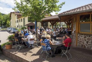 Bei schönem Wetter genießen die Gäste die Bierspezialitäten des Hauses natürlich am liebsten auf der großen Terrasse. - Foto:D.G.